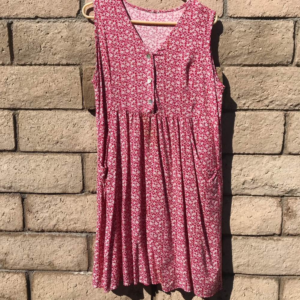 Sleeveless dress pink and red with white daisies